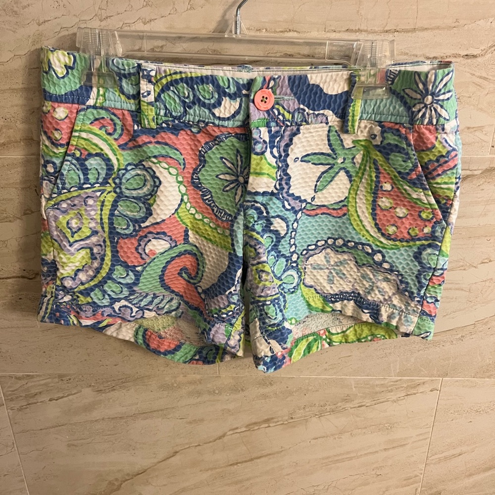 GUC Lilly Pulitzer Callahan shorts in sand dollar print